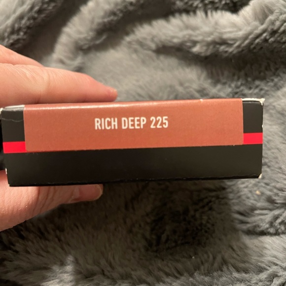 KVD 225 Rich Deep Lock-It Powder Foundation - Picture 4 of 6